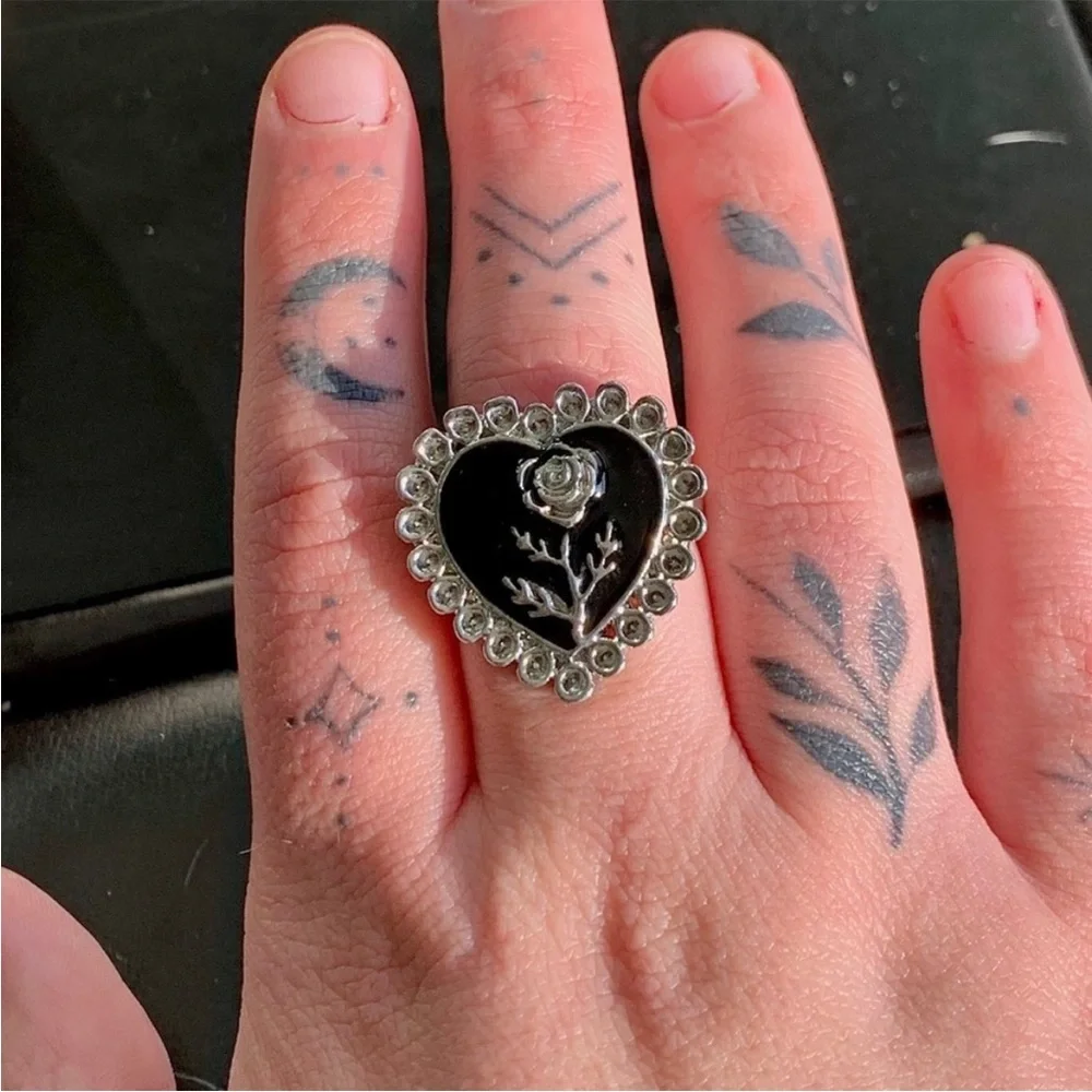 Vintage Styled Heart Shaped Rose Black Grunge Punk Statememt Floral Ring Size 9 - Picture 4 of 10